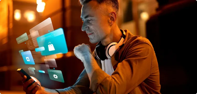 Un jeune homme consulte des applications sur son smartphone