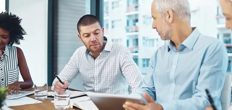 Réunion de travail autour de documents budgétaires
