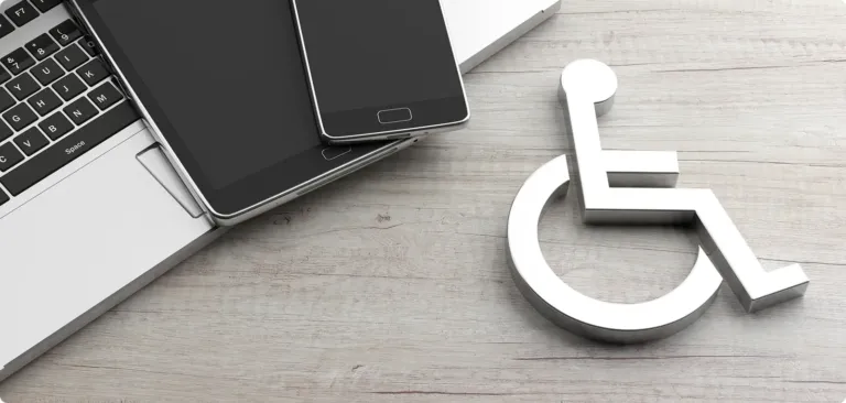 Un ordinateur portable et une tablette à côté d'un pictogramme d'accessibilité